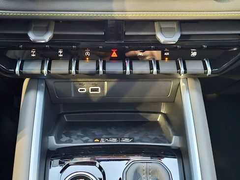 New 2026 Chevrolet Colorado ZR2 w/ Technology Package AWD/4WD image 17