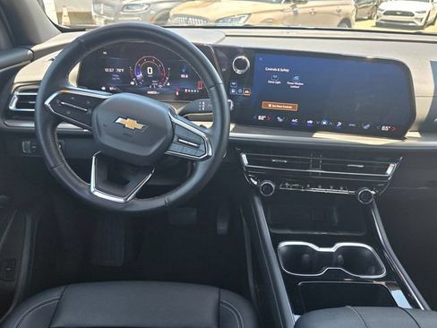 Used 2025 Chevrolet Traverse LT FWD image 15