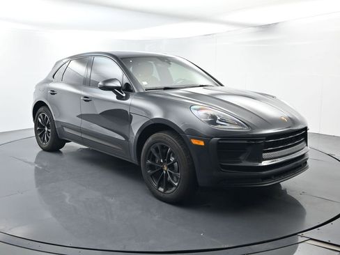 Certified 2022 Porsche Macan AWD/4WD image 17