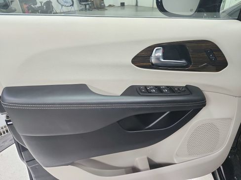 Used 2023 Chrysler Pacifica Limited FWD image 40