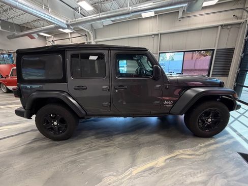 Used 2018 Jeep Wrangler Unlimited Sport S AWD/4WD image 24