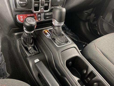 Used 2025 Jeep Wrangler Unlimited Rubicon w/ Convenience Group AWD/4WD image 28