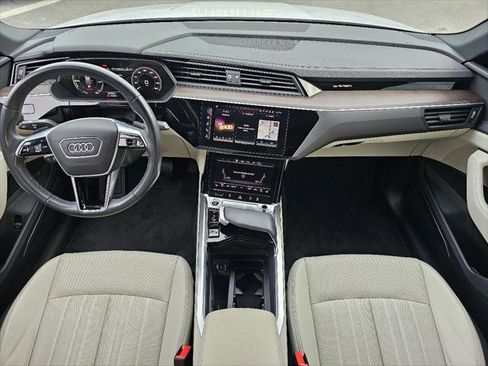 Used 2024 Audi Q8 e-tron Premium Plus image 4