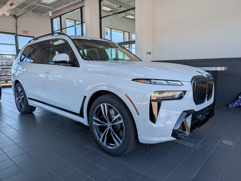 New 2026 BMW X7 xDrive40i w/ M Sport Package AWD/4WD image 2