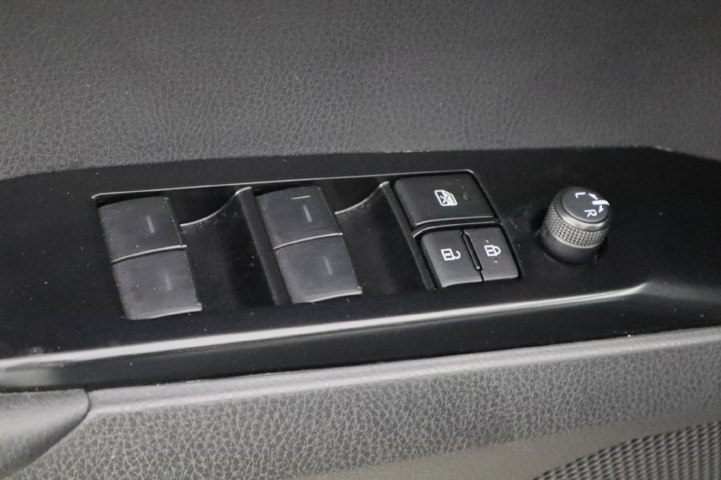 Used 2025 Toyota Camry SE w/ Convenience Package FWD image 14
