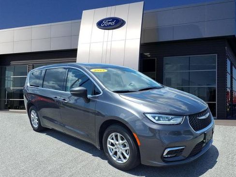 Used 2023 Chrysler Pacifica Touring-L FWD image 1