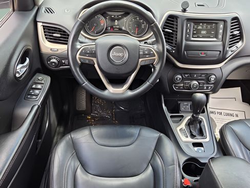 Used 2016 Jeep Cherokee Latitude FWD image 10