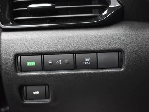 Used 2025 Nissan Sentra SV image 21