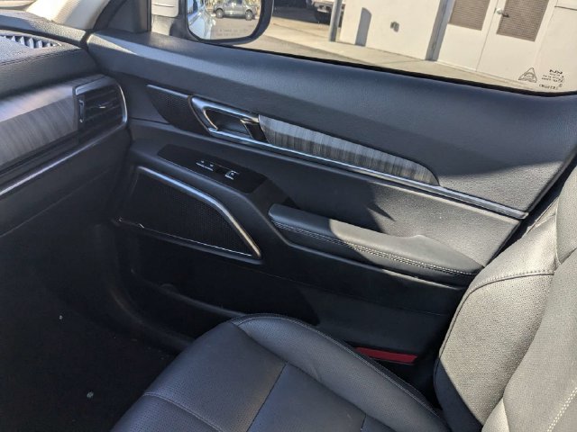 Certified 2025 Kia Telluride EX w/ EX Captain's Chair Package FWD image 18