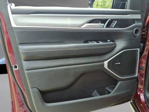 Used 2024 Jeep Wagoneer L Series II AWD/4WD image 29