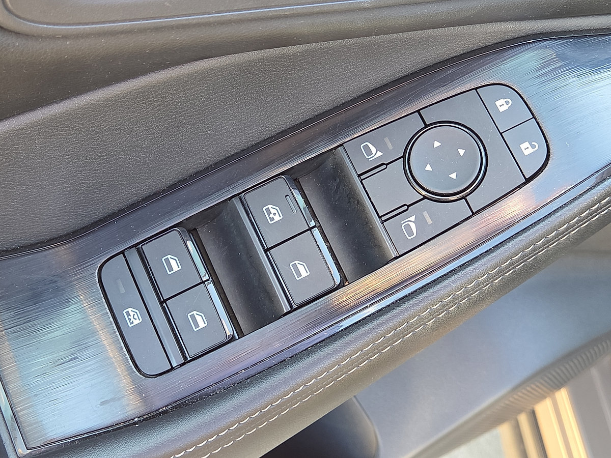 Used 2025 Nissan Rogue SV FWD image 21