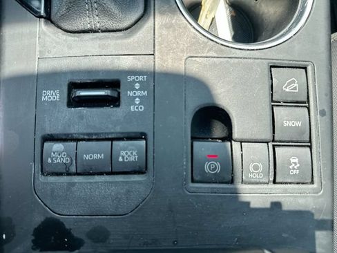 Used 2023 Toyota Highlander LE AWD/4WD image 54