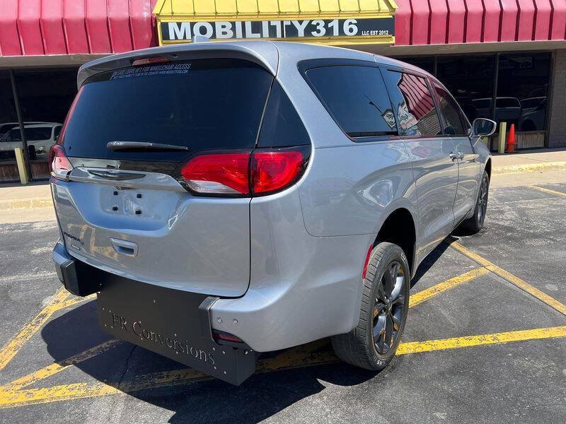 Used 2018 Chrysler Pacifica Touring Plus w/ S Appearance Package FWD image 11