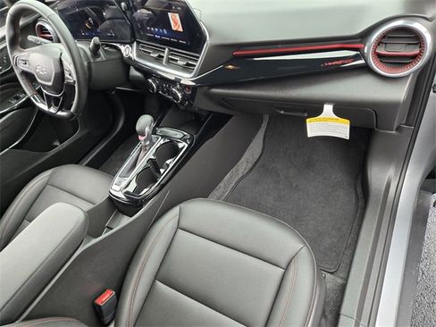 Used 2025 Chevrolet Trax RS image 18