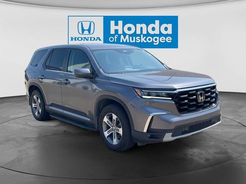 Used 2025 Honda Pilot EX-L image 3