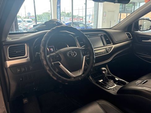 Used 2017 Toyota Highlander XLE AWD/4WD image 16