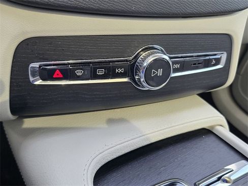 Used 2020 Volvo XC90 T6 Momentum image 20