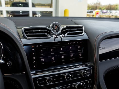 Used 2021 Bentley Bentayga image 32