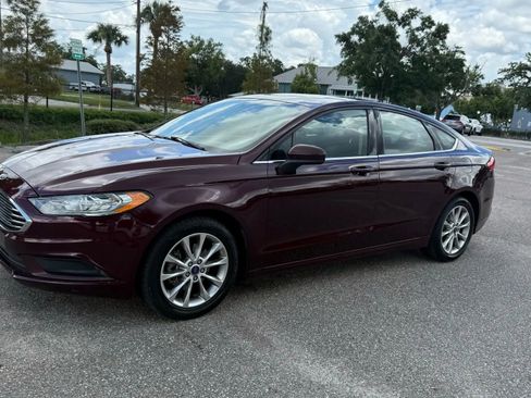Used 2017 Ford Fusion SE w/ Fusion SE Technology Package image 2