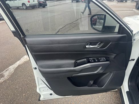 Used 2023 Nissan Pathfinder SL image 14