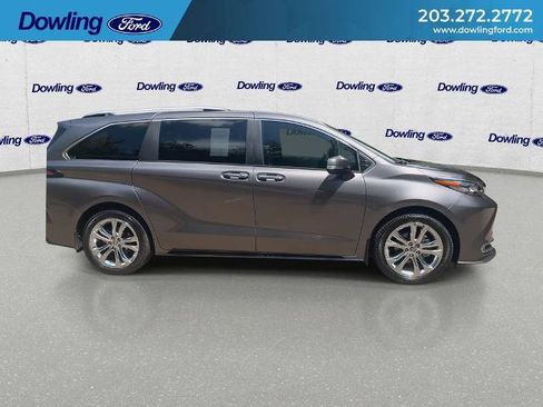 Used 2024 Toyota Sienna Platinum FWD image 4