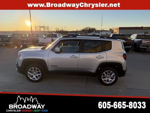 Used 2016 Jeep Renegade Latitude w/ Cold Weather Group image 4