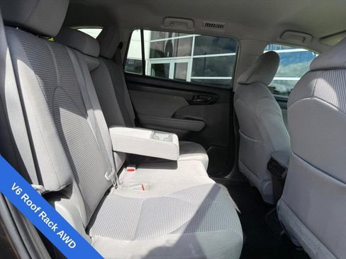 Used 2022 Toyota Highlander LE AWD/4WD image 12