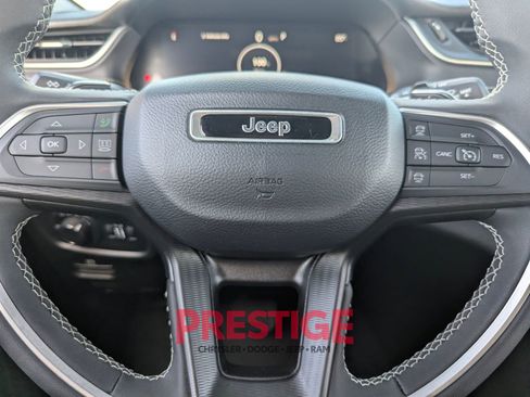 Used 2024 Jeep Grand Cherokee Laredo AWD/4WD image 15