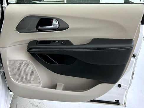 Used 2024 Chrysler Pacifica Touring-L FWD image 16