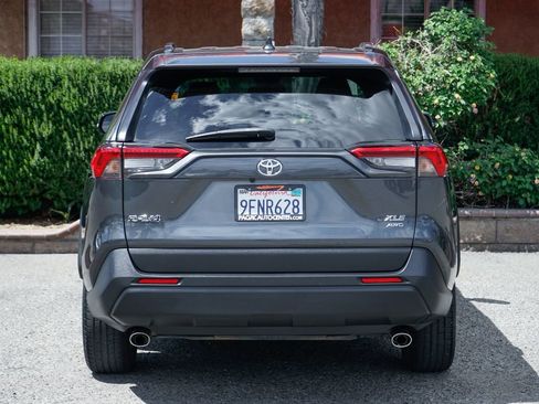 Used 2020 Toyota RAV4 XLE AWD/4WD image 7