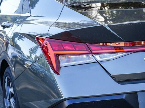 New 2025 Hyundai Elantra Limited image 10