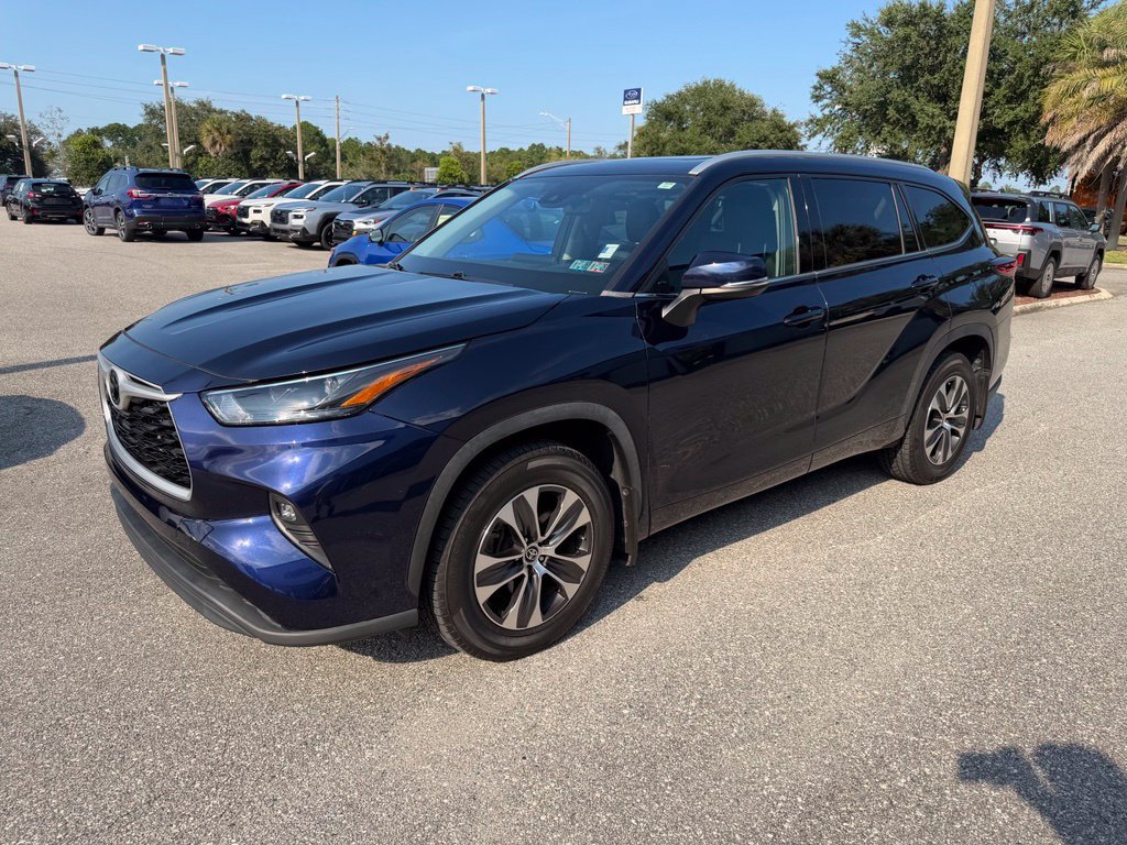 Used 2022 Toyota Highlander XLE AWD/4WD image 13