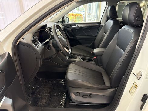 Certified 2023 Volkswagen Tiguan SE w/ Panoramic Sunroof Package FWD image 5