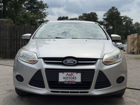Used 2014 Ford Focus SE w/ SE Winter Package FWD image 3