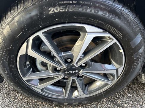 Used 2024 Kia Forte LXS image 9