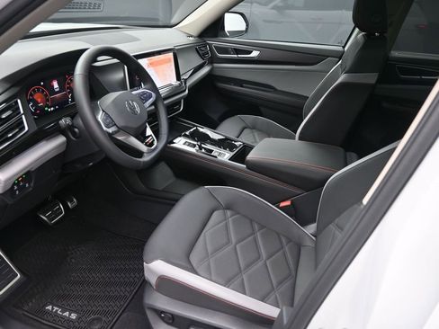 Used 2025 Volkswagen Atlas Peak Edition SE image 17