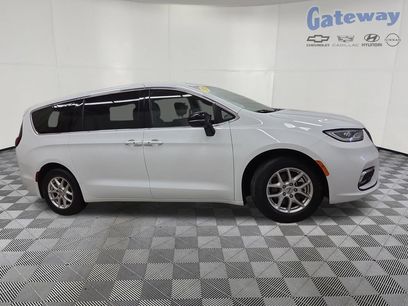 Used 2025 Chrysler Pacifica Select