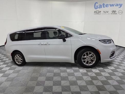 Used 2025 Chrysler Pacifica Select FWD image 1