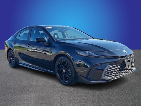 Used 2025 Toyota Camry SE FWD image 3