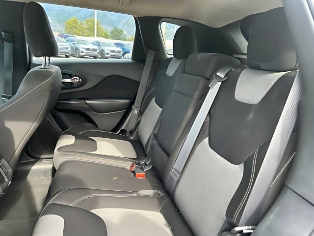 Used 2015 Jeep Cherokee Sport FWD image 19