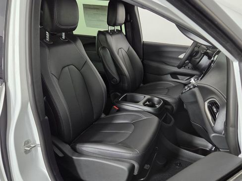 New 2025 Chrysler Pacifica Select w/ Fav Edition Package image 40