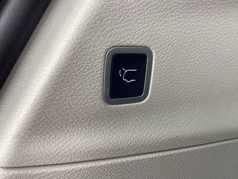 Used 2024 Chrysler Pacifica Touring-L image 13