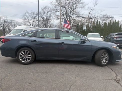 Used 2019 Toyota Avalon XLE w/ Moonroof Package FWD image 2