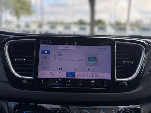 Used 2025 Chrysler Pacifica Select image 11