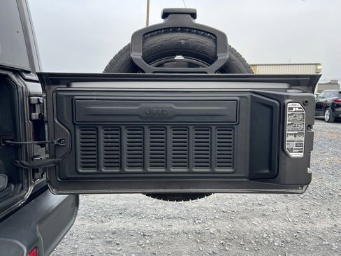 Used 2021 Jeep Wrangler Unlimited Sahara w/ Cold Weather Group image 15