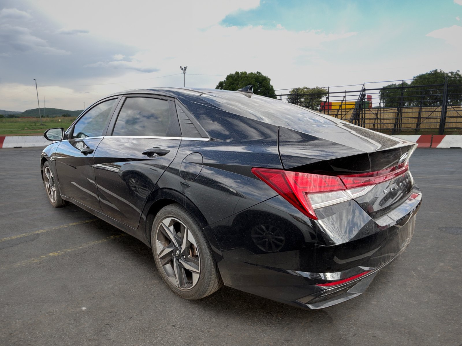 Used 2021 Hyundai Elantra SEL w/ Convenience + Premium Package FWD image 4