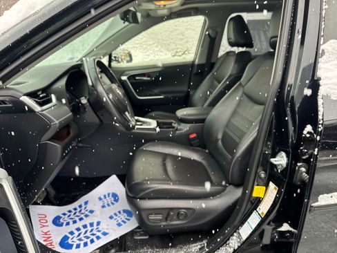 Used 2020 Toyota RAV4 Limited image 9
