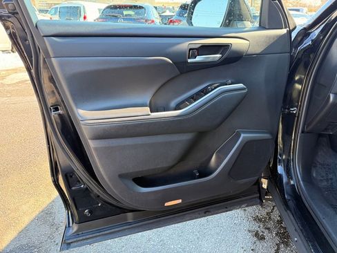 Used 2021 Toyota Highlander XLE AWD/4WD image 22