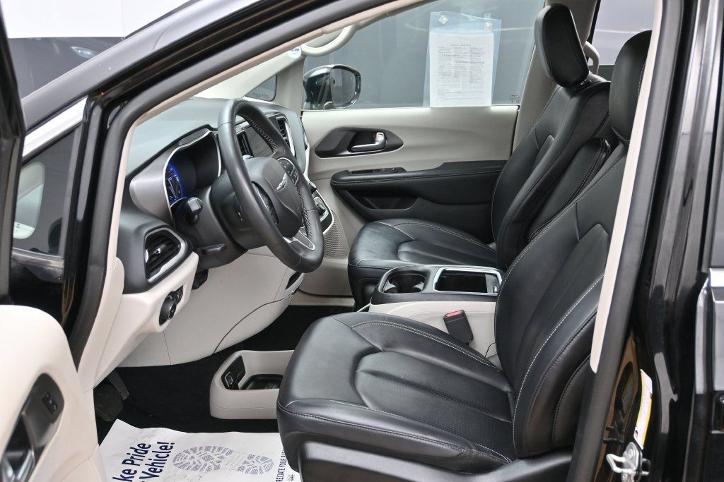 Used 2024 Chrysler Pacifica Touring-L FWD image 8