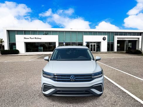 Used 2024 Volkswagen Tiguan SE FWD image 3